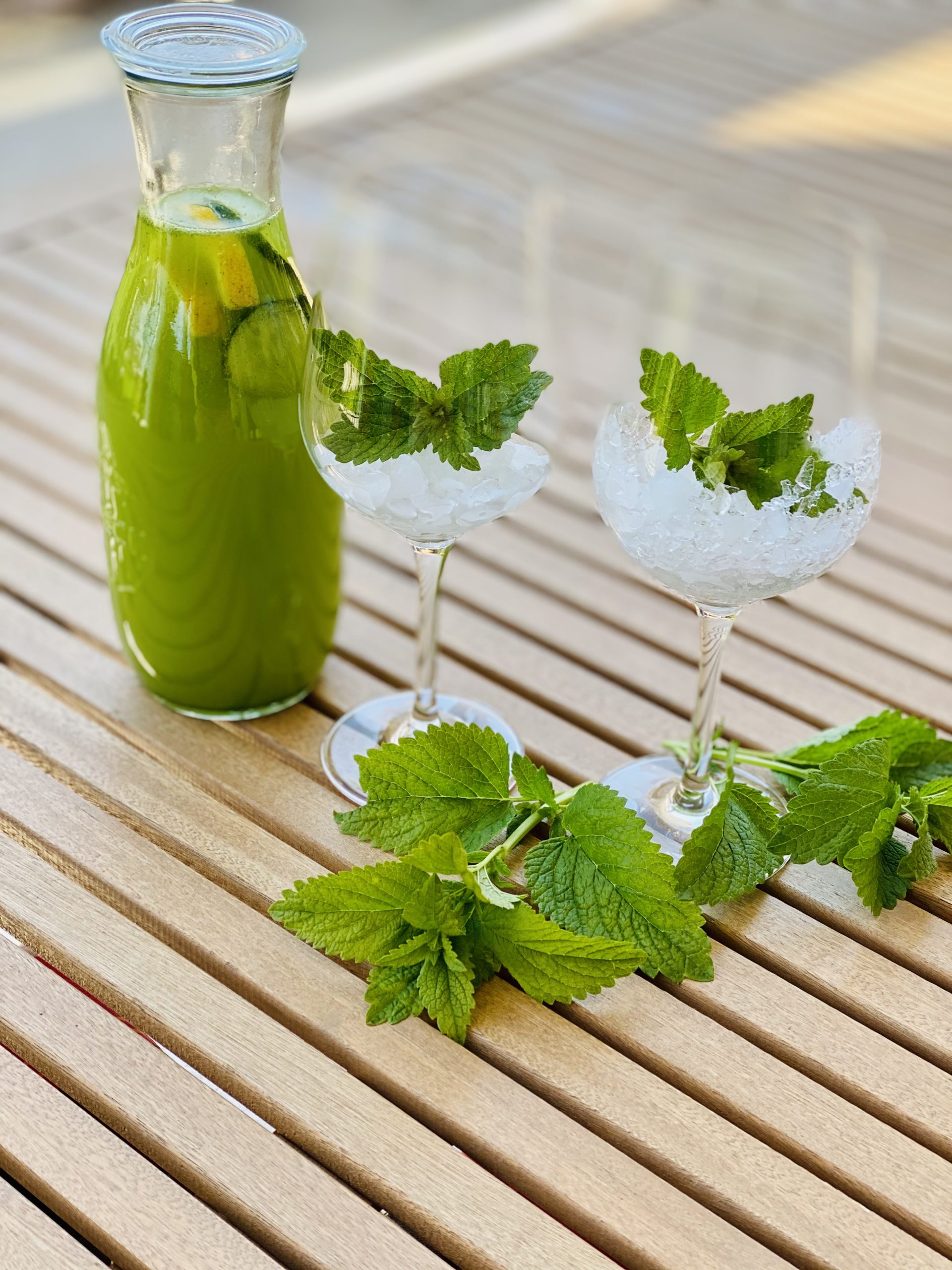 Frische Zitronenmelisse-Limonade
